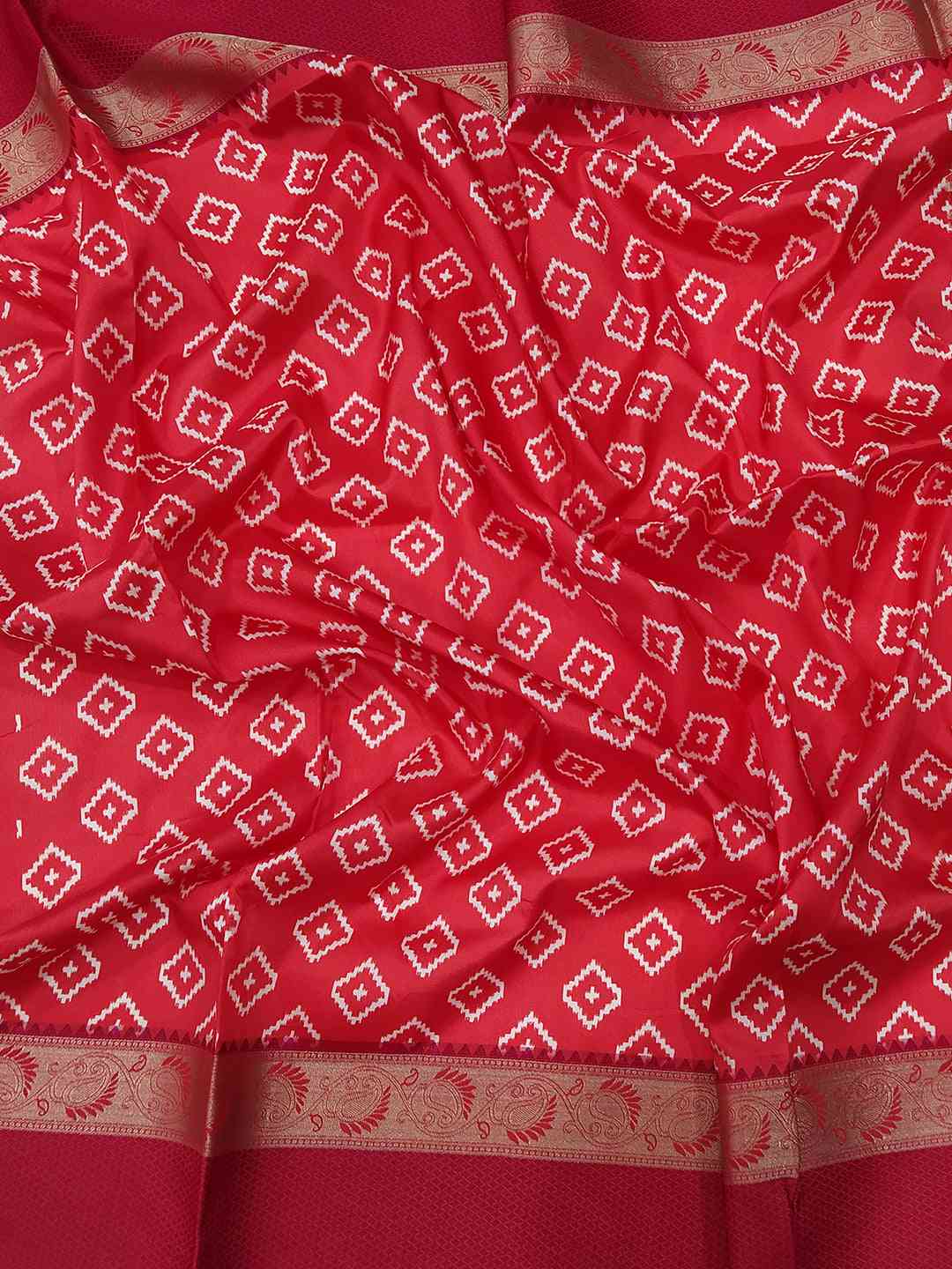 Detailed view of red Gadwal border on soft silk saree.