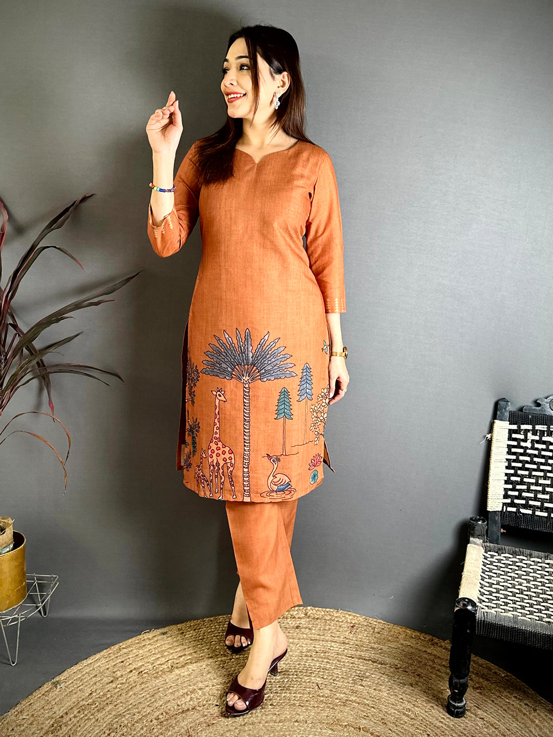 Elegant Kalamkari Paan Neck Kurti