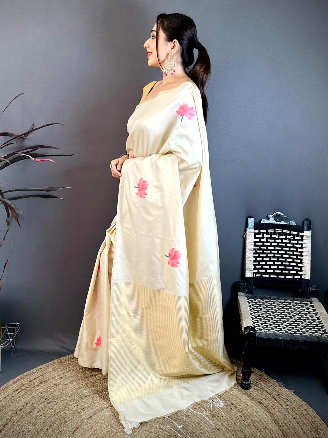 White Soft Silk Rose Weave Zari Pallu Saree