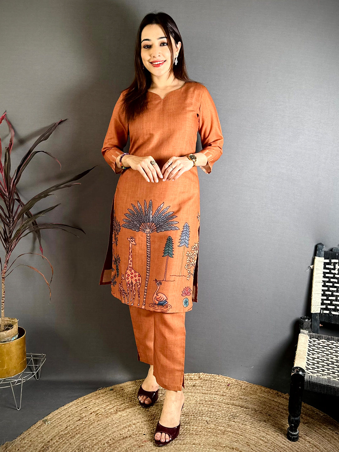 Elegant Kalamkari Paan Neck Kurti