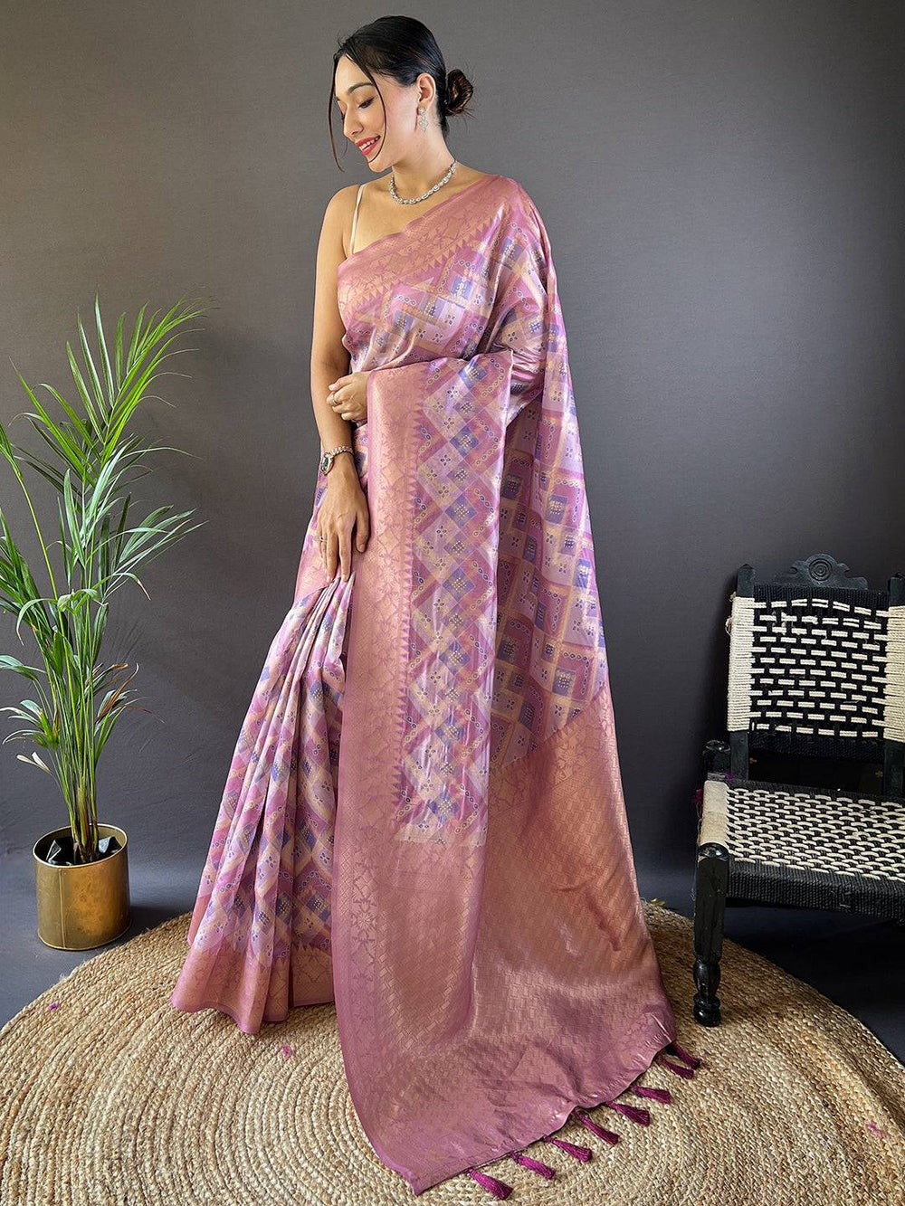 Lavender Banarasi Saree featuring Intricate Zari Weaving