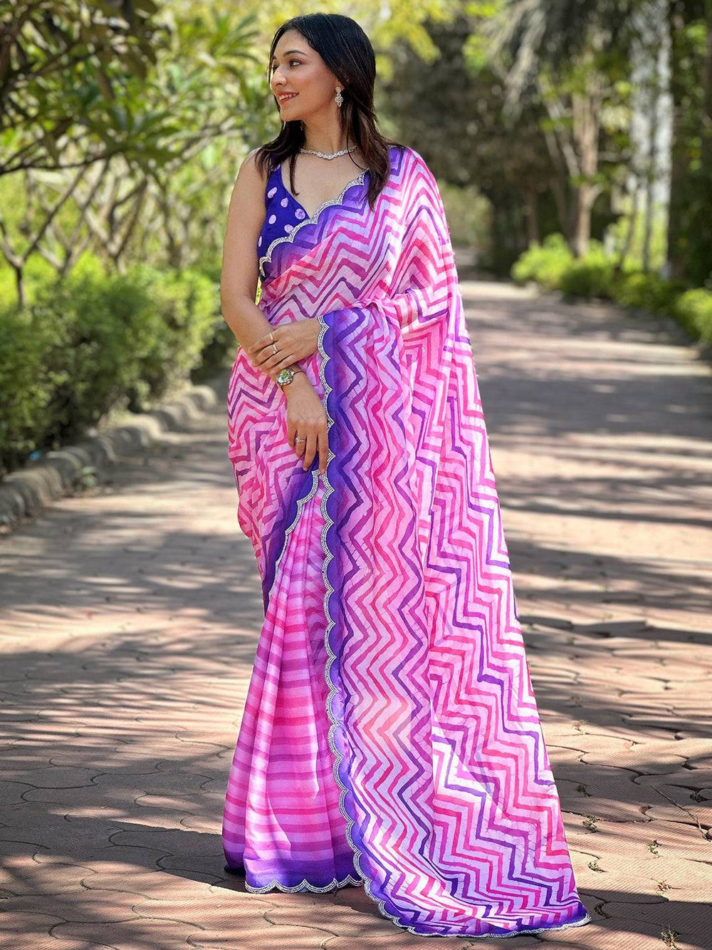 Full view of pink and purple leheriya saree