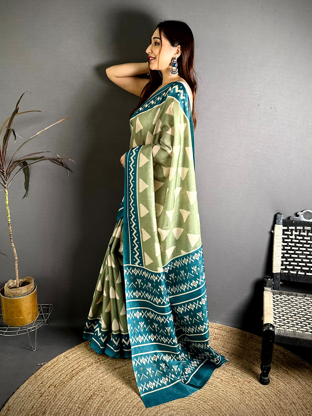 Pista Trending Ikkat Print Tussar Saree