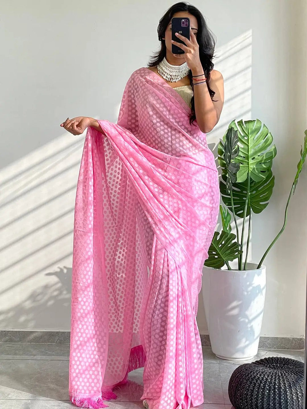 Chic pink georgette saree with detailed thread weaving, ideal for parties.