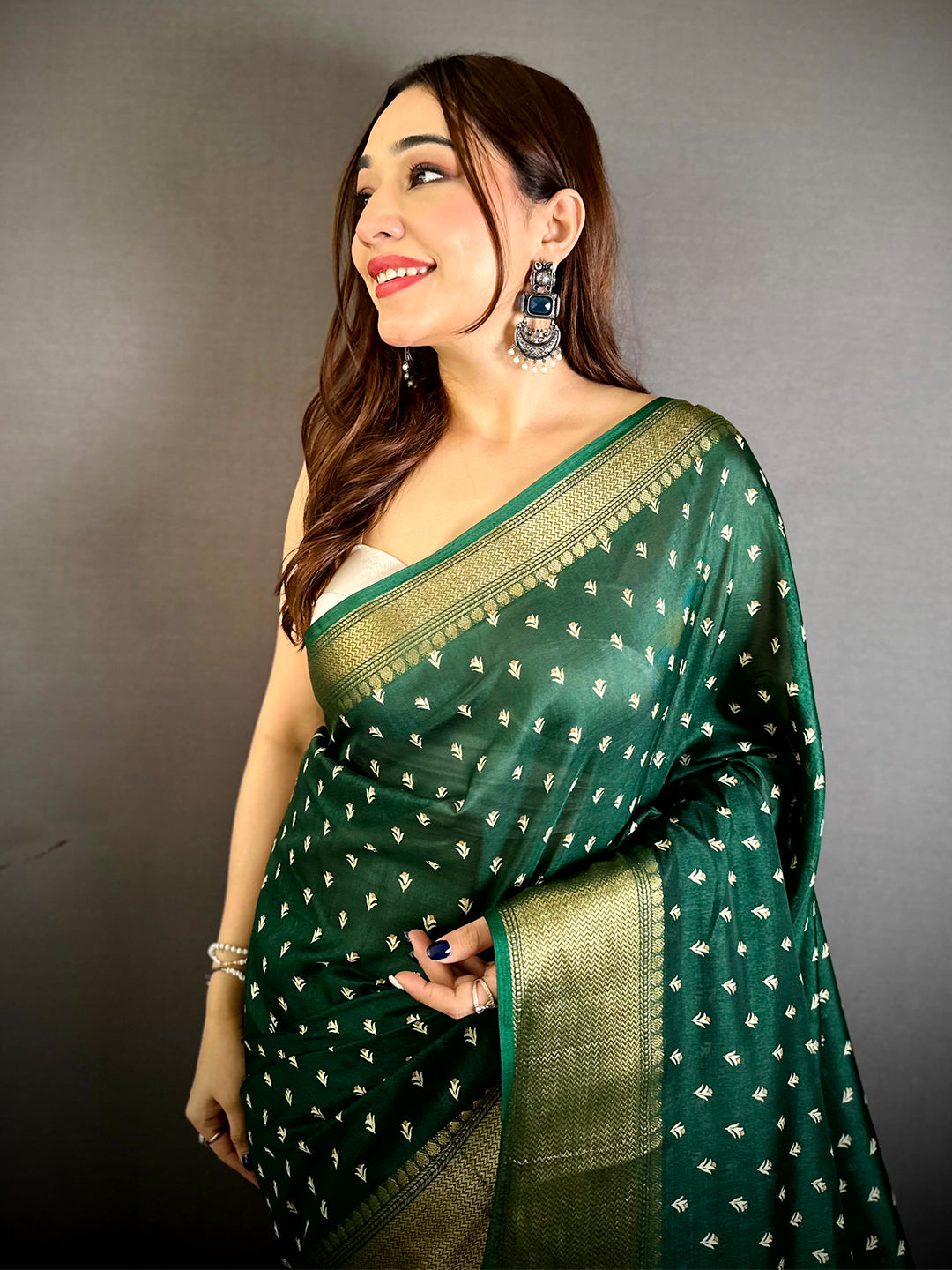 Green Small Leaf Butti Dola Saree