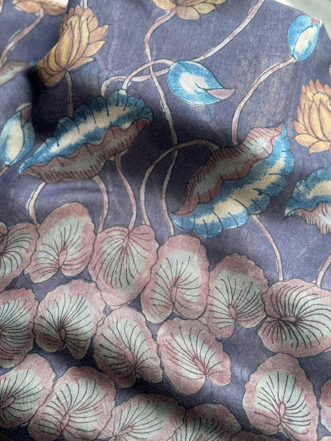 The highlight of this saree is its mesmerizing Kalamkari design