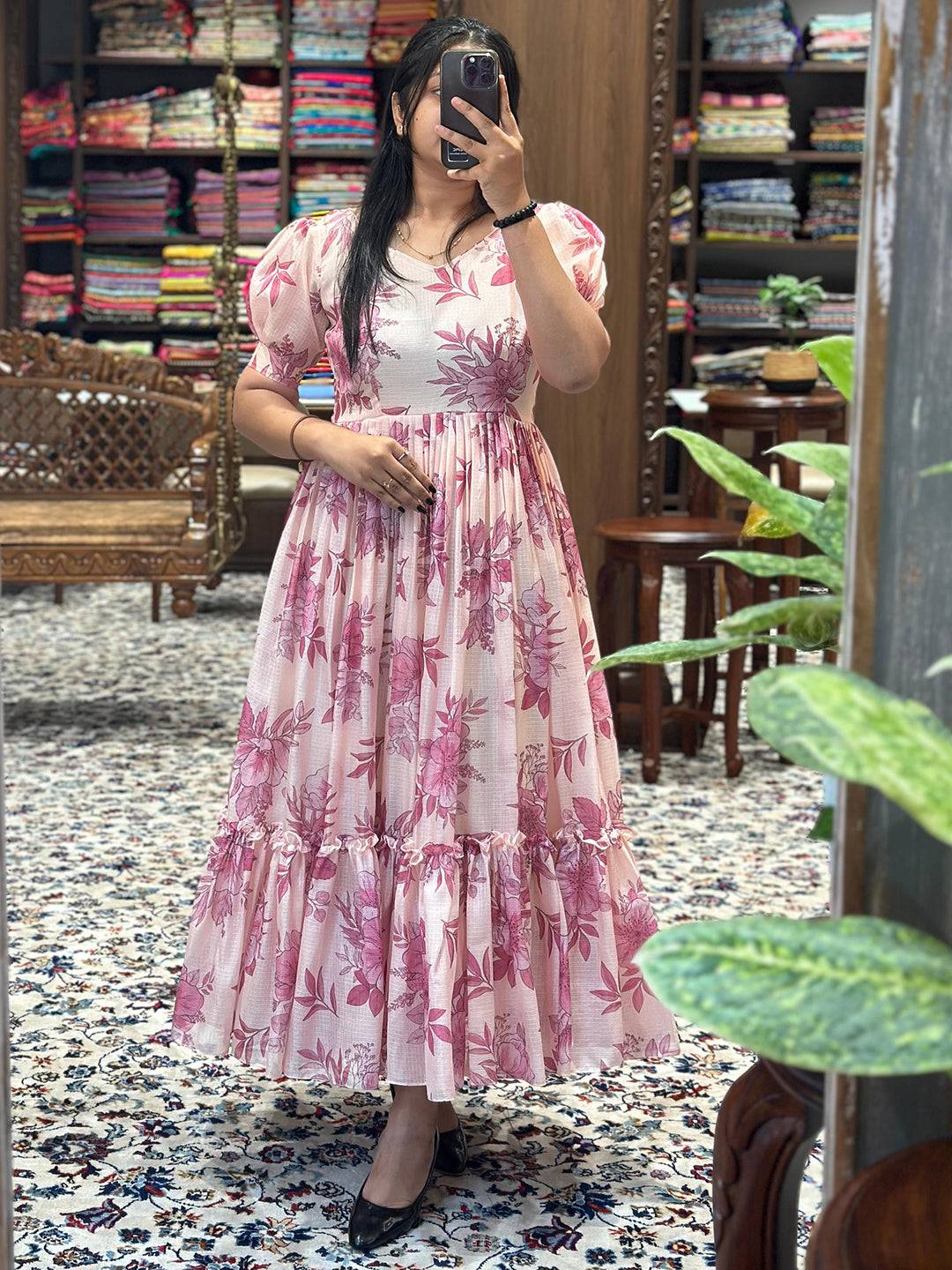 Elegant pink midi dress with puff sleeves and V-neckline