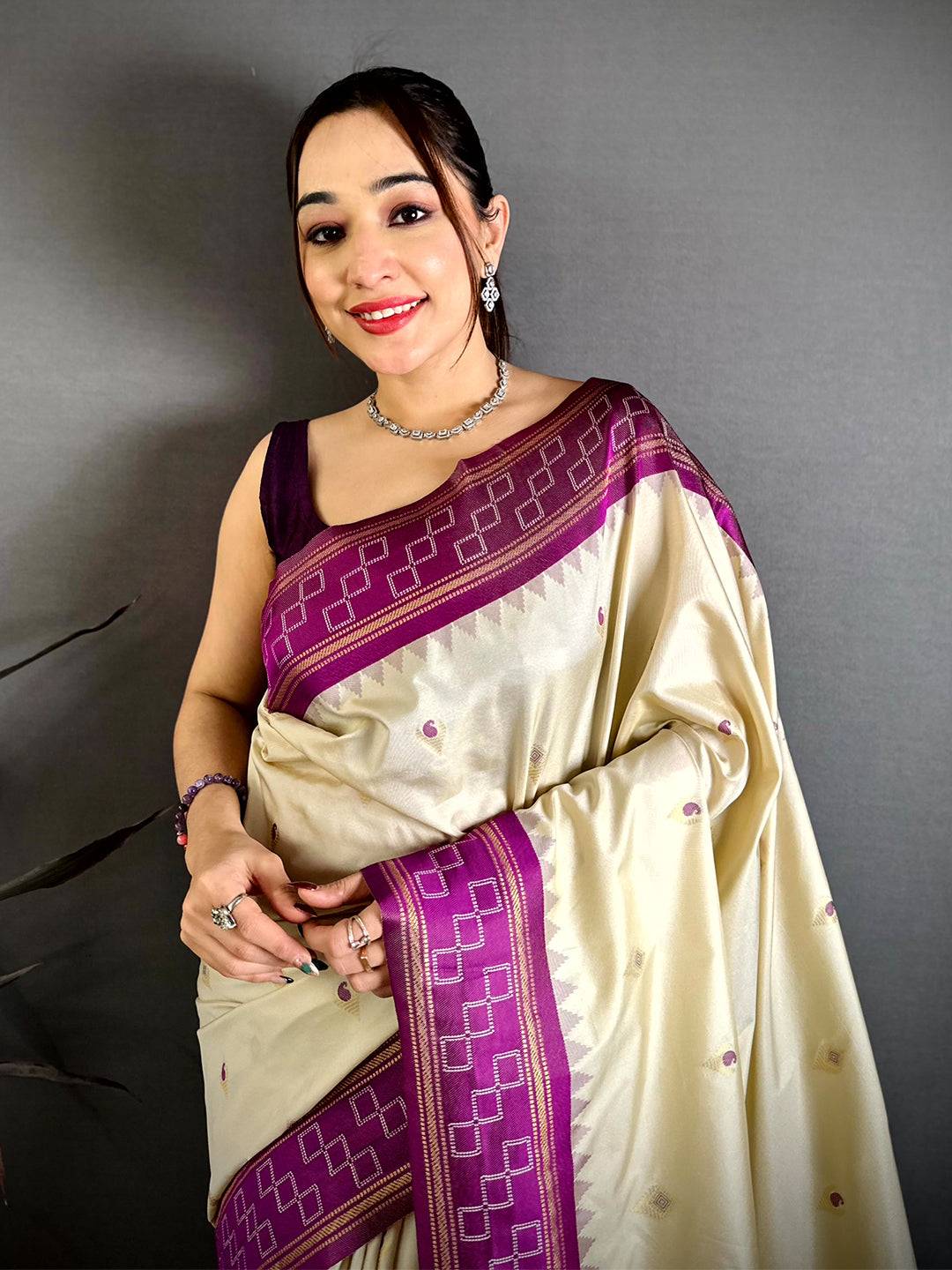 Stylish Gadwal Pattu Soft Silk Saree