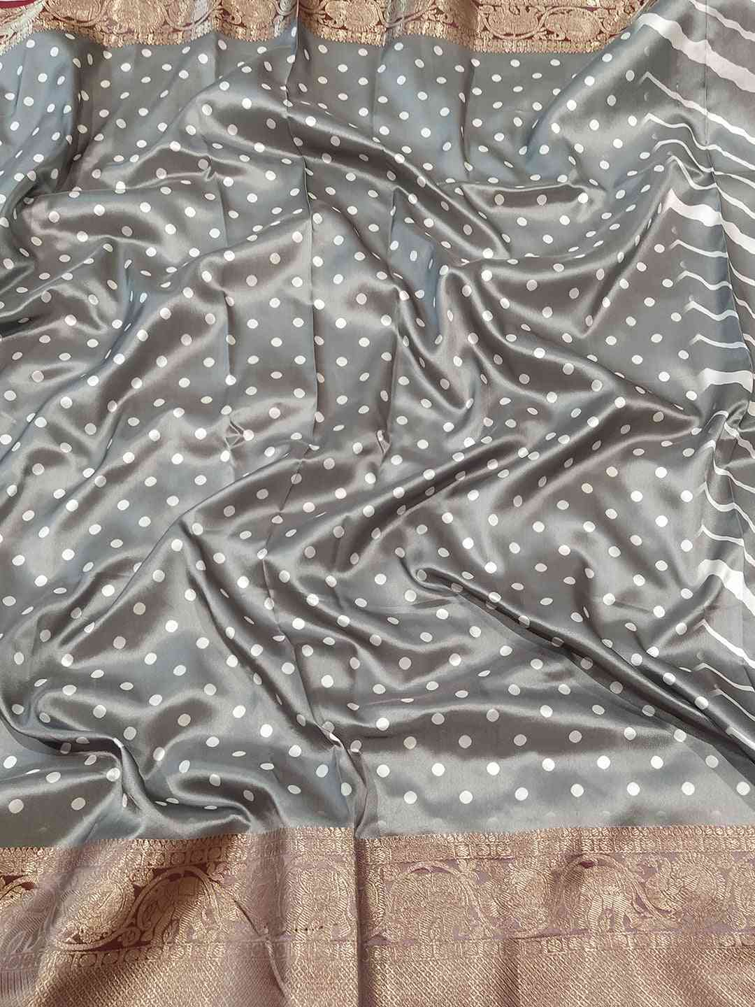 Fabric detail of Kanchi Zari Border Leheriya Saree with polka dots