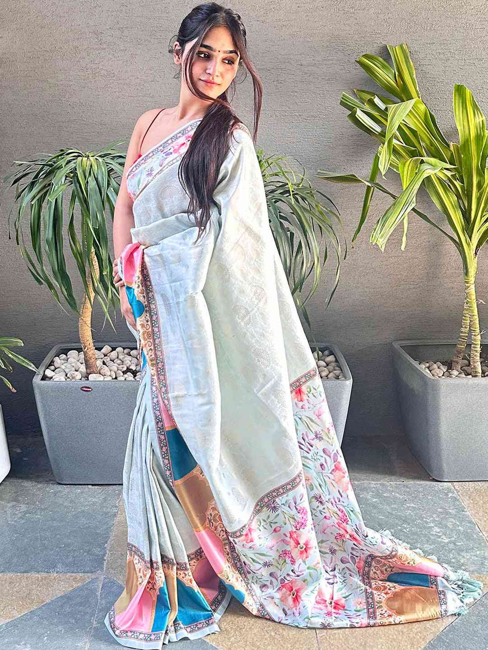 Chic Kanjivaram Saree with Mughal Print and floral motifs