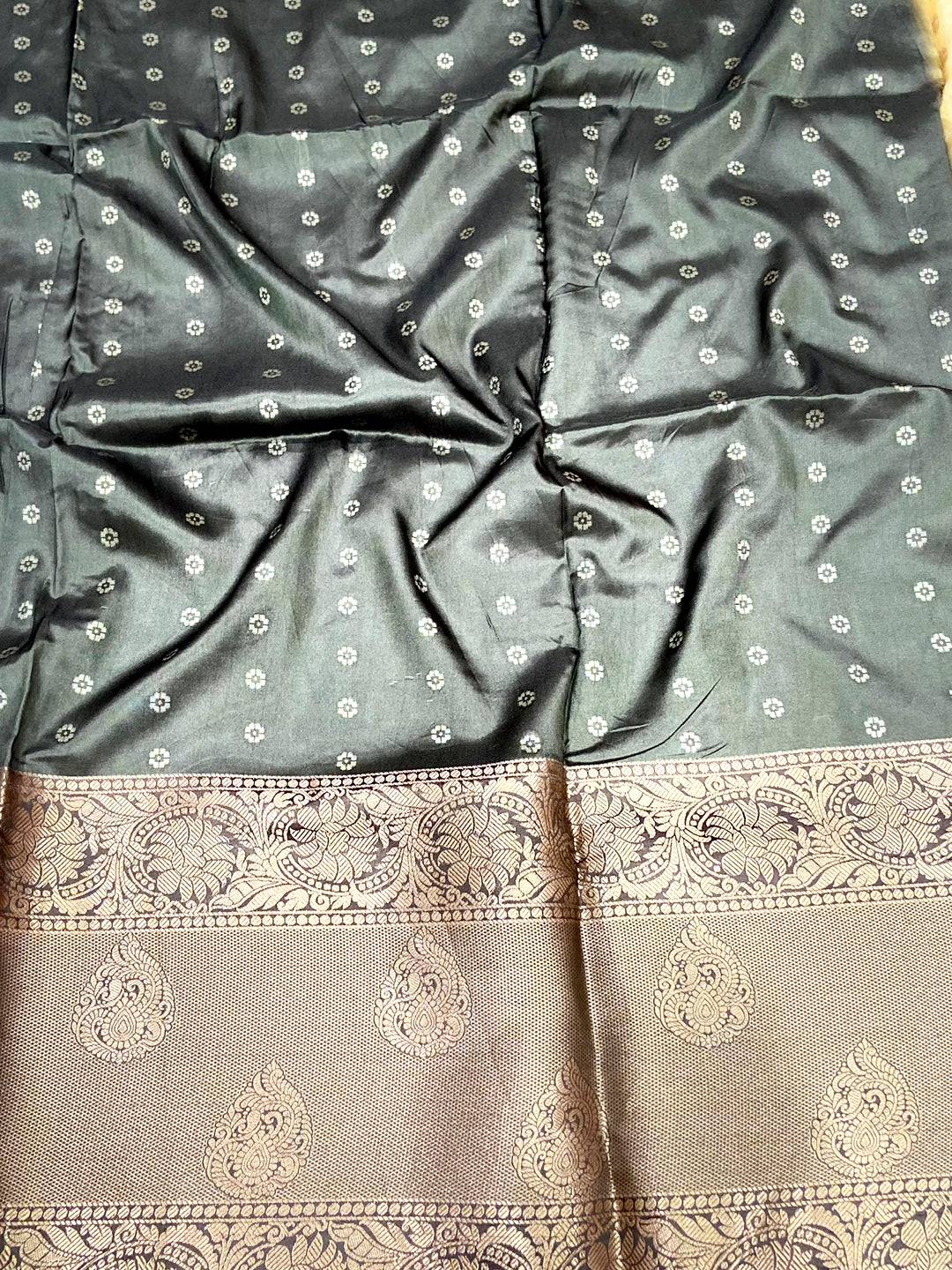 Regal Banarasi Silk Krishna Motif Pattu Saree