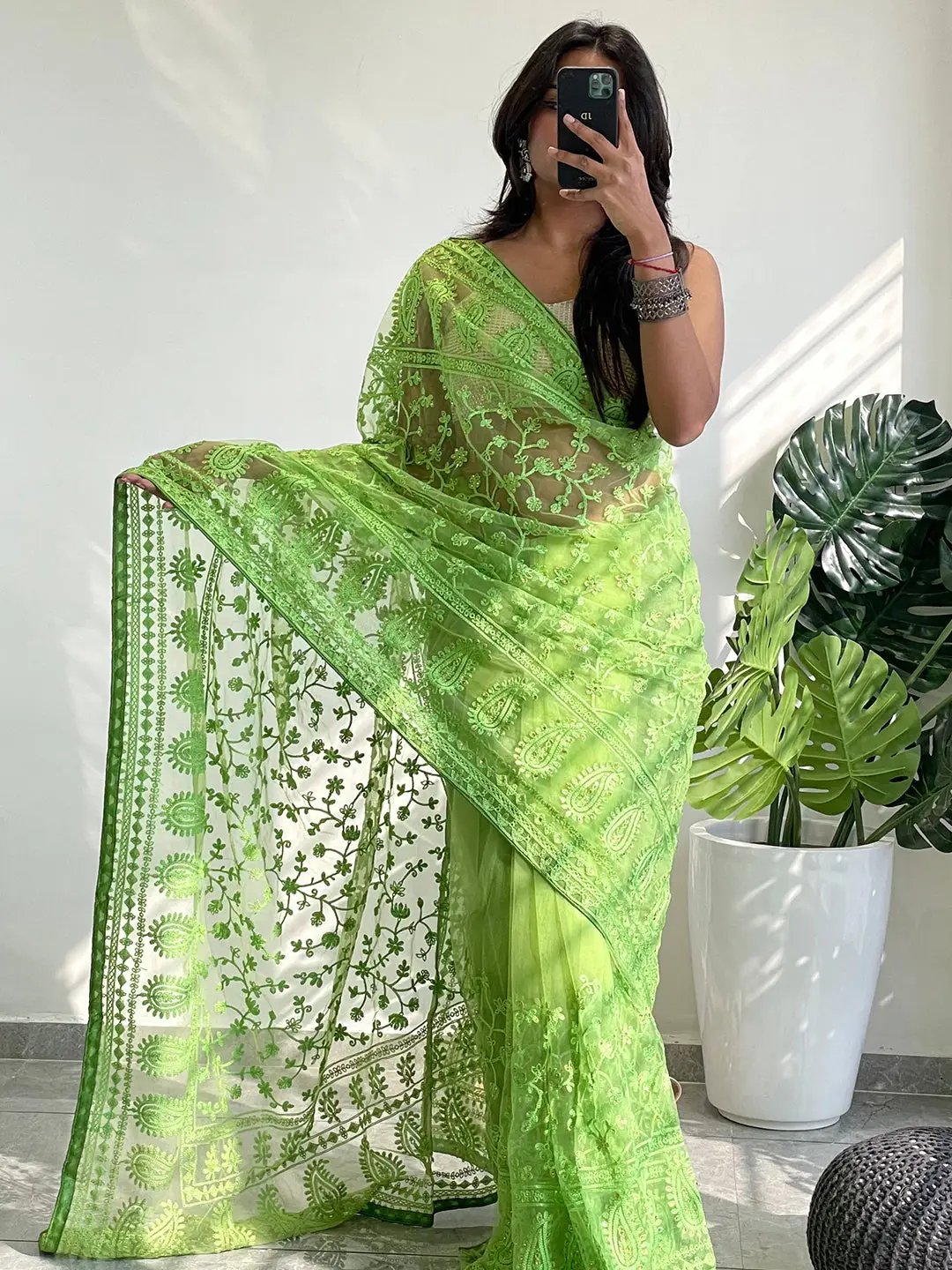 Elegant Saree with Ethnic Motifs and Embellished Borders