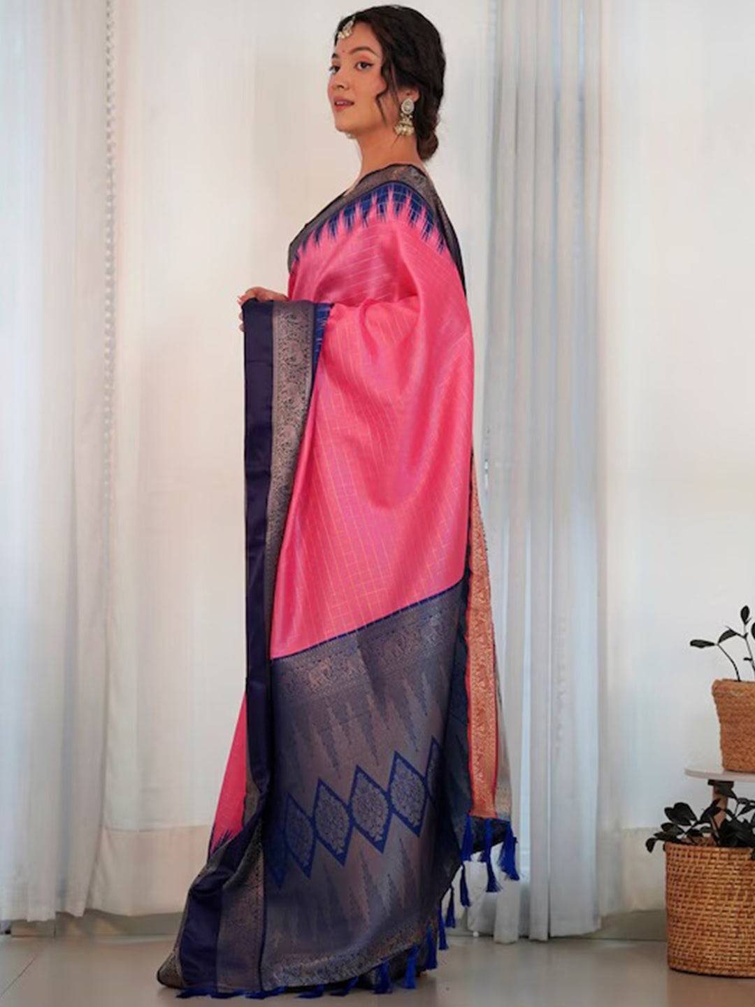 Side view of pink Banarasi Gadwal saree with blue border design