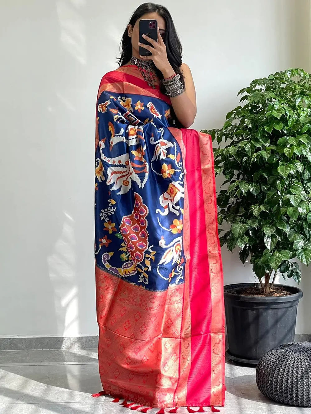 Stylish Soft Silk Saree Featuring Gadwal Border Print
