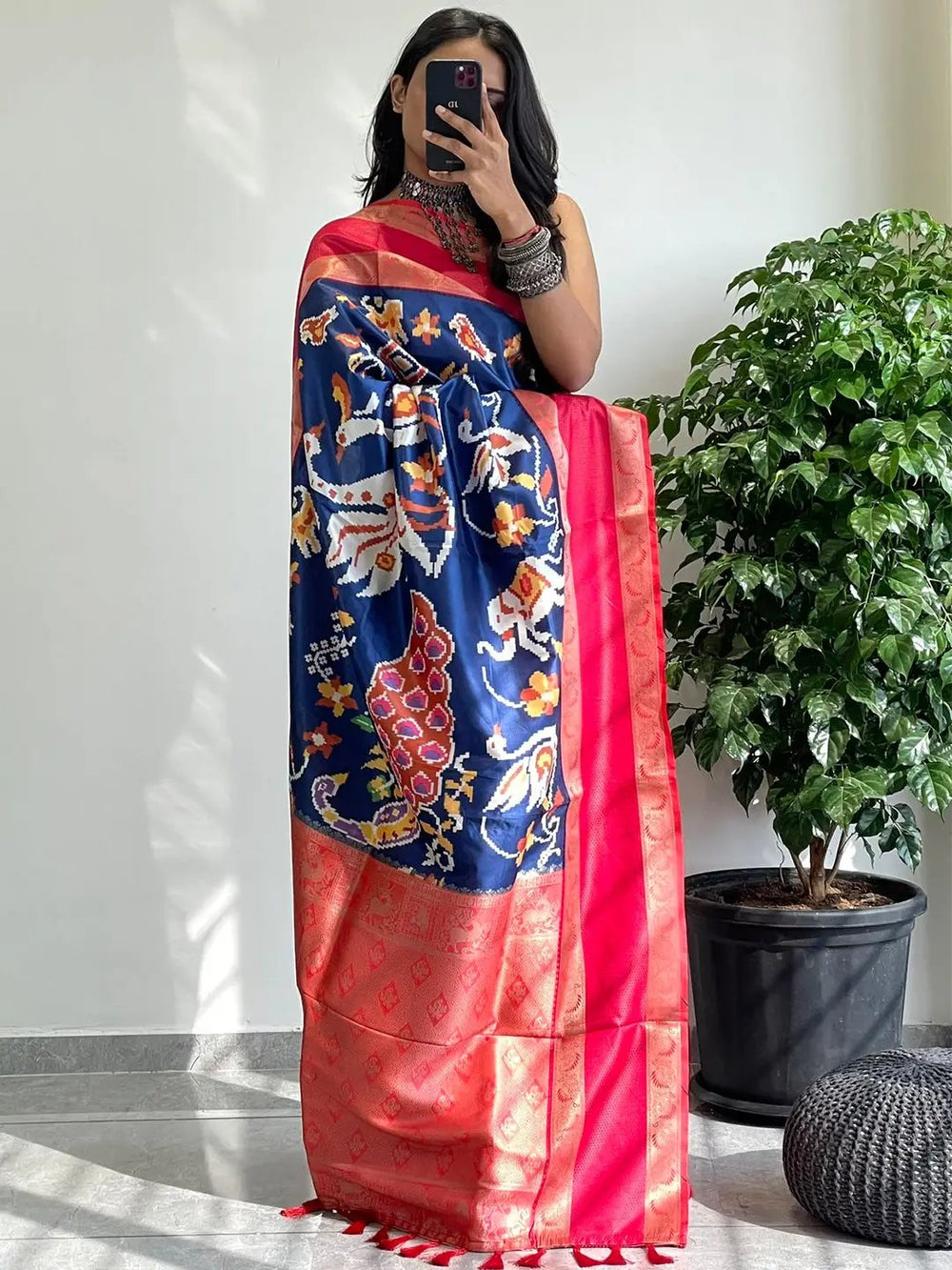 Stylish Soft Silk Saree Featuring Gadwal Border Print