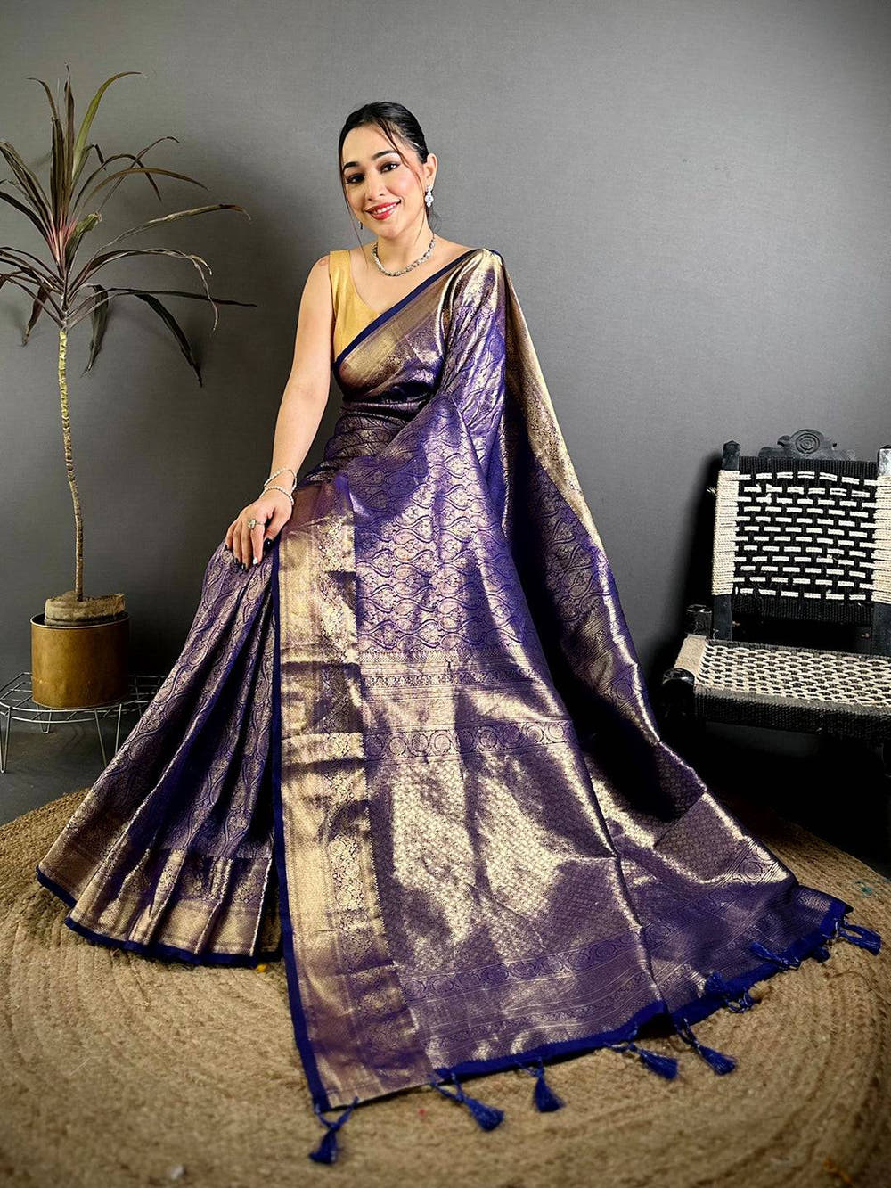 Vibrant Kanjivaram Self Gold Zari Weave Saree