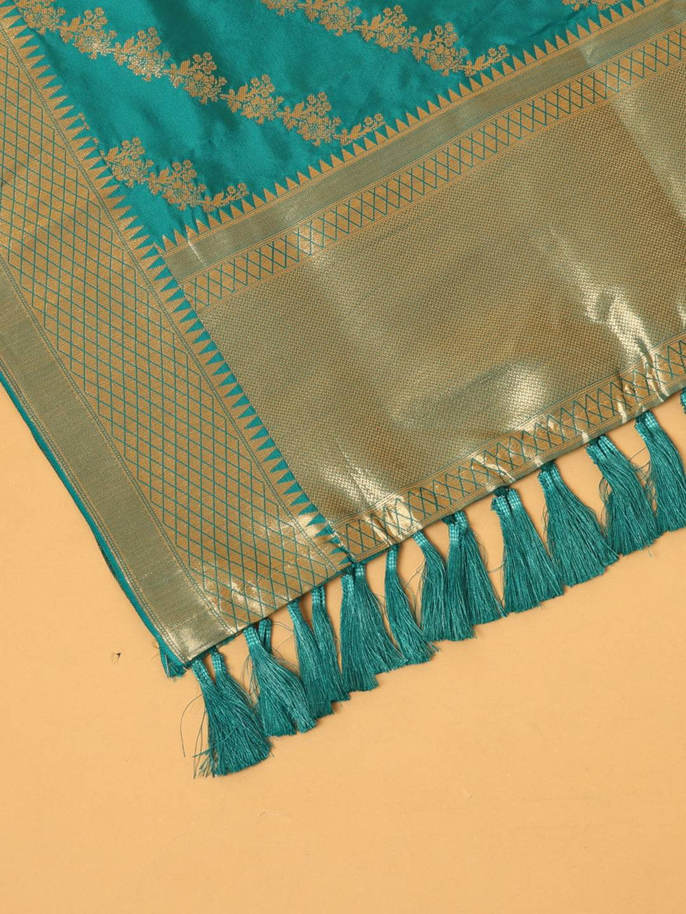 Detailed View of Rama Colour Dupatta Design