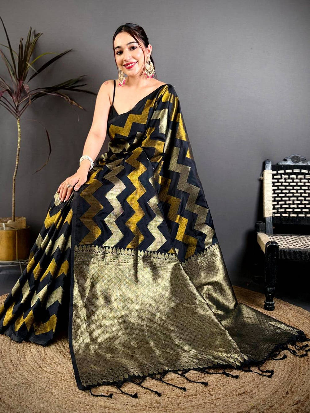 Black Soft Silk Geometric Zigzag Zari Saree