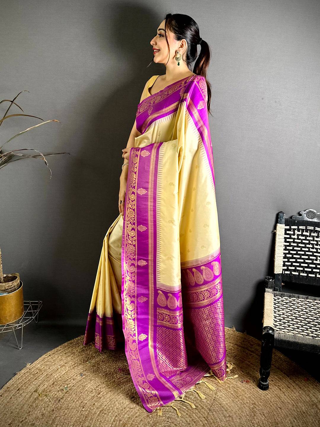 Cream Soft Silk Gadwal Ikkat Border Saree