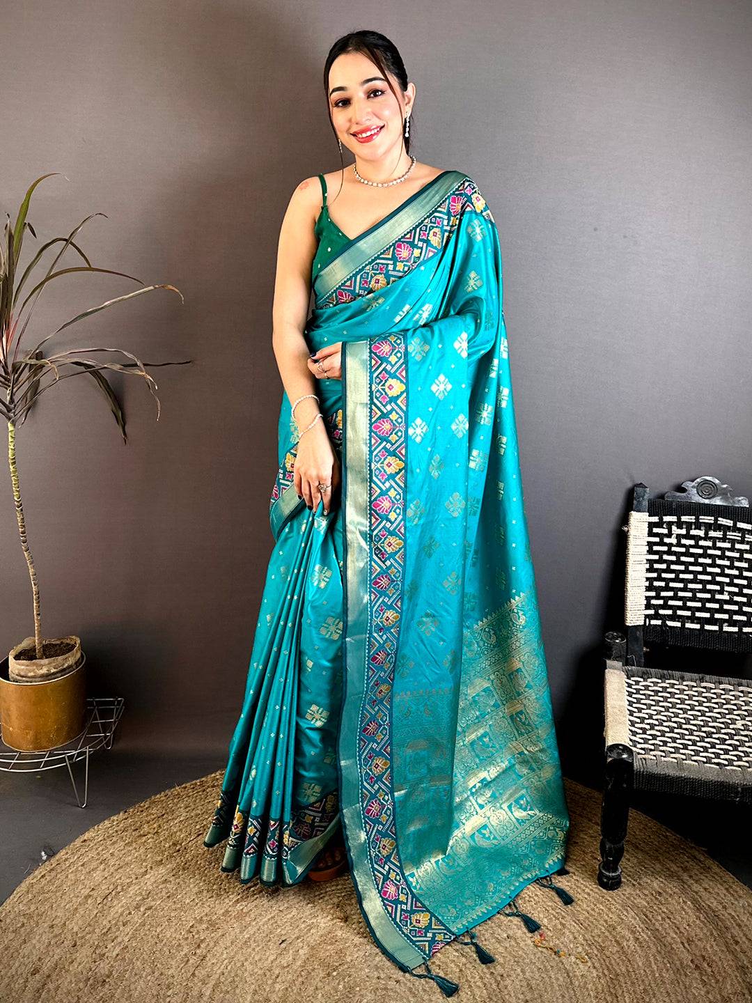 Stylish Gold Zari Double Tone Pattu Saree