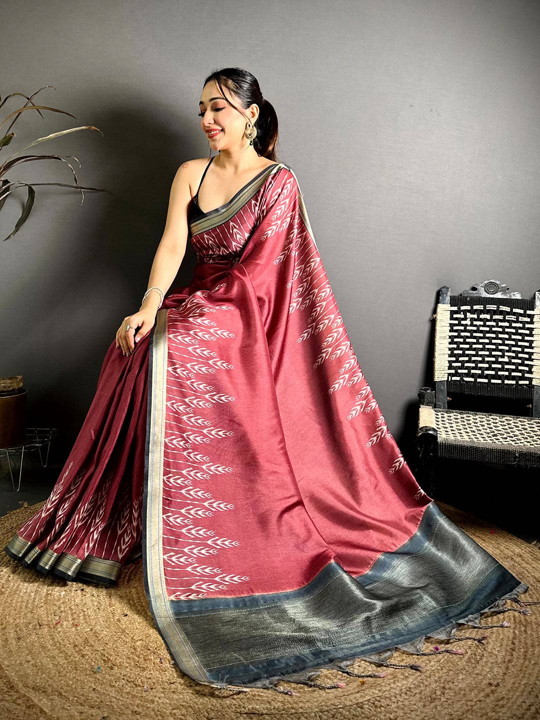 
Radiance Ikkat Gaji Lakda Patta Silk Saree