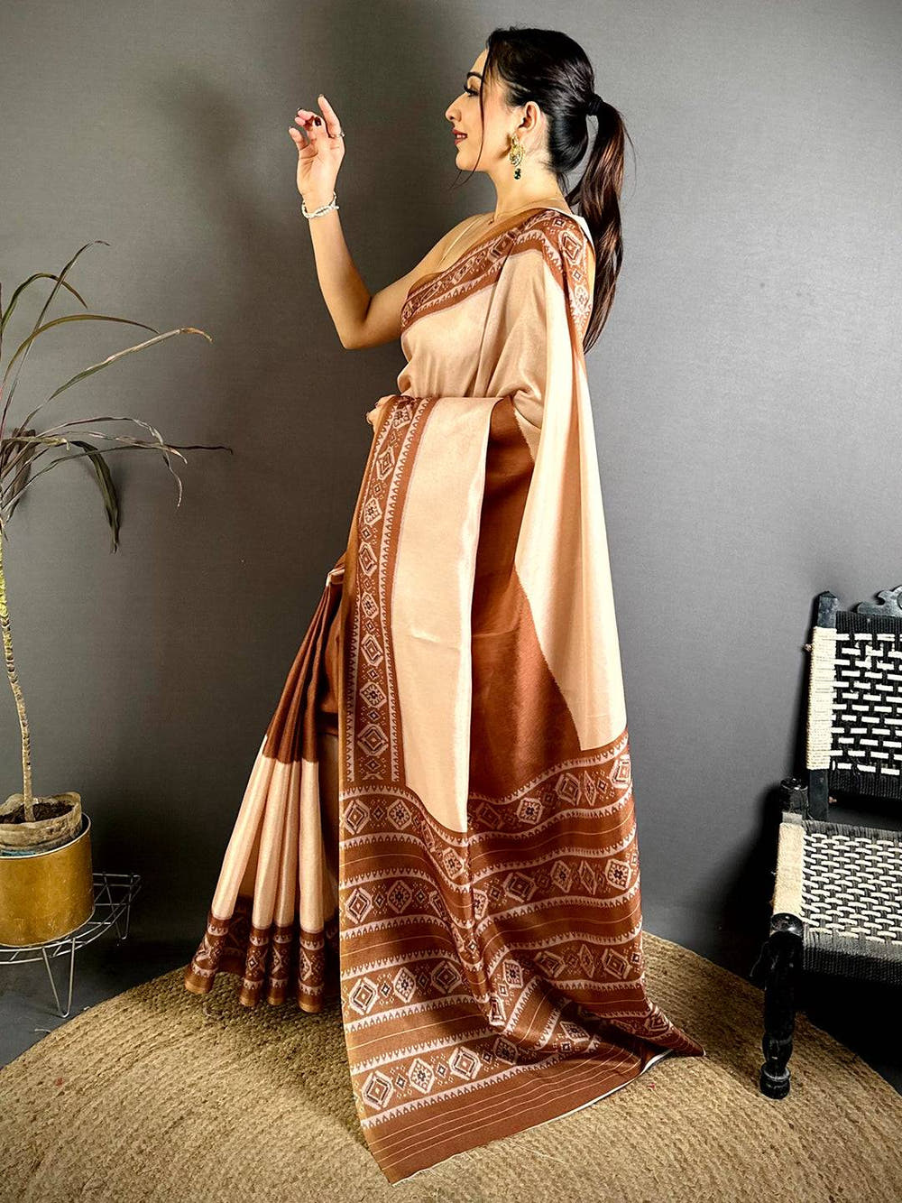 Stylish Tussar Geometric Striped Print Saree