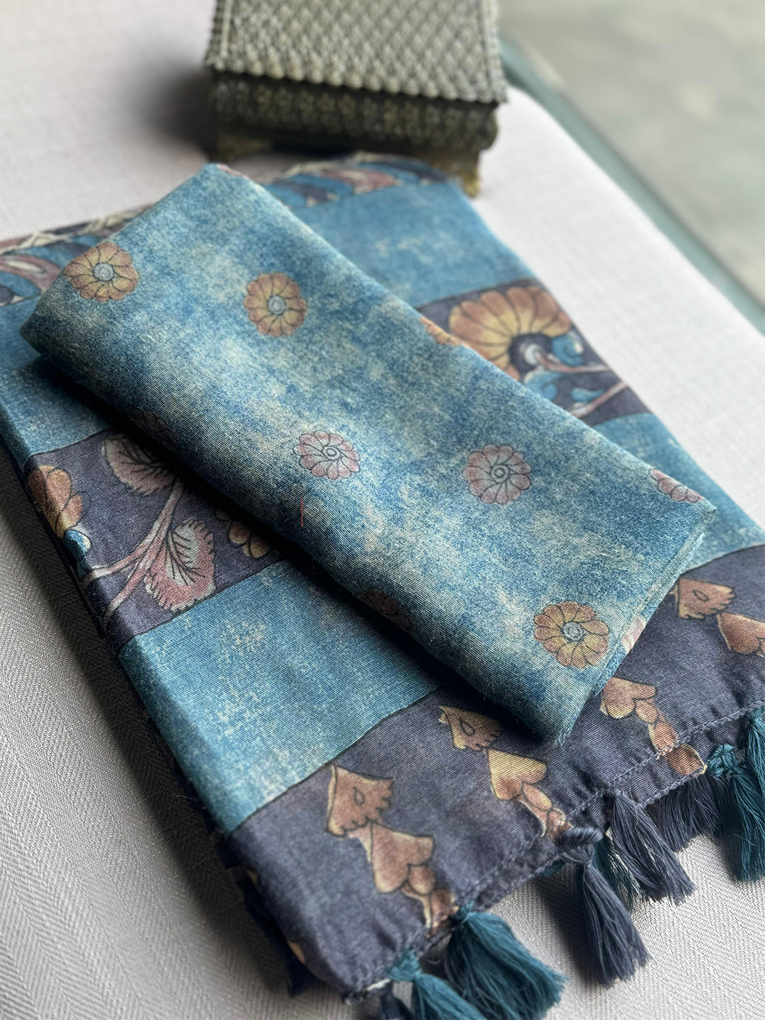 The highlight of this saree is its mesmerizing Kalamkari design