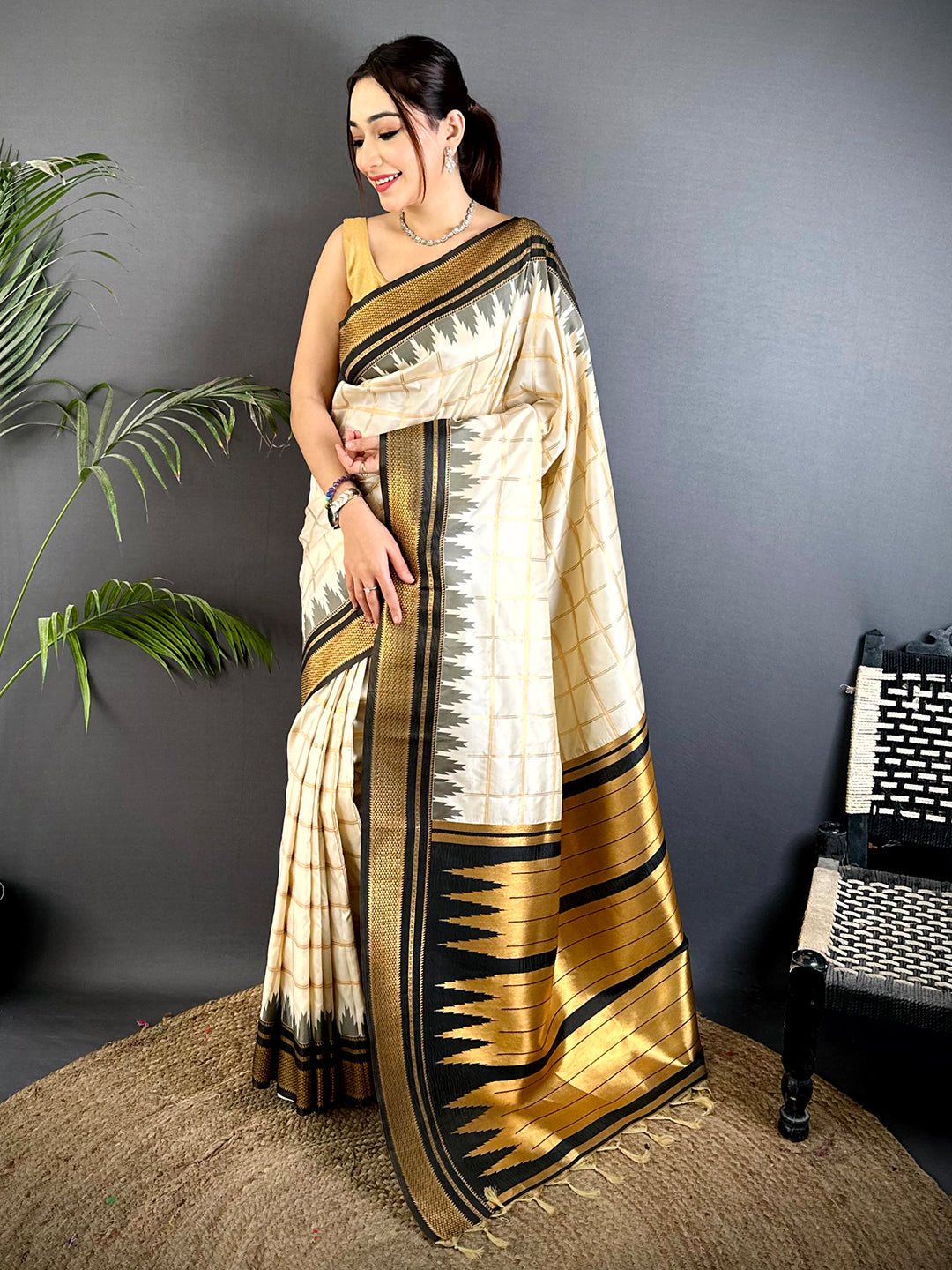 Royal Dual Tone Gold Zari Saree


