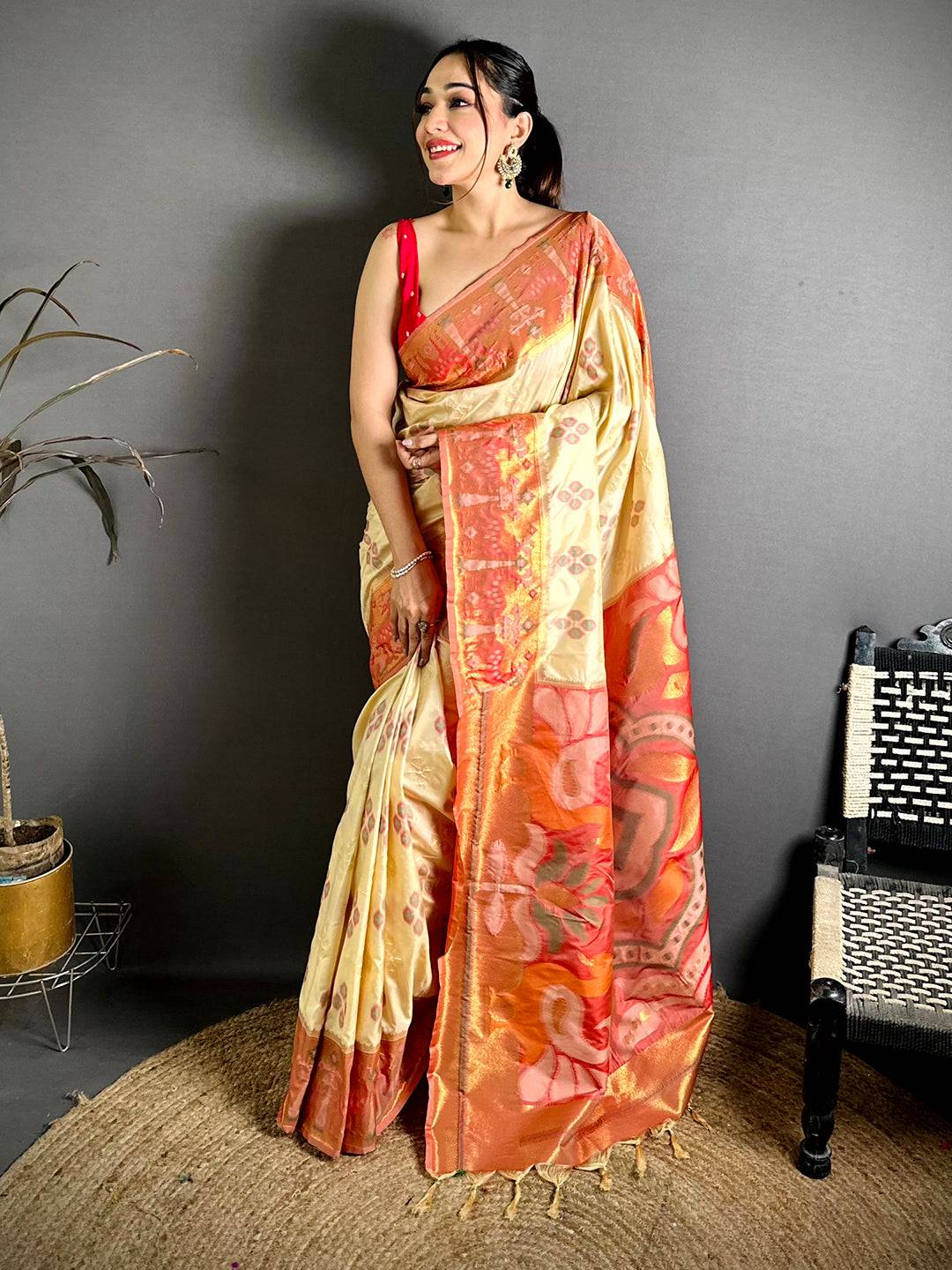 Celebrity Ikkat Weaving Soft Silk Saree