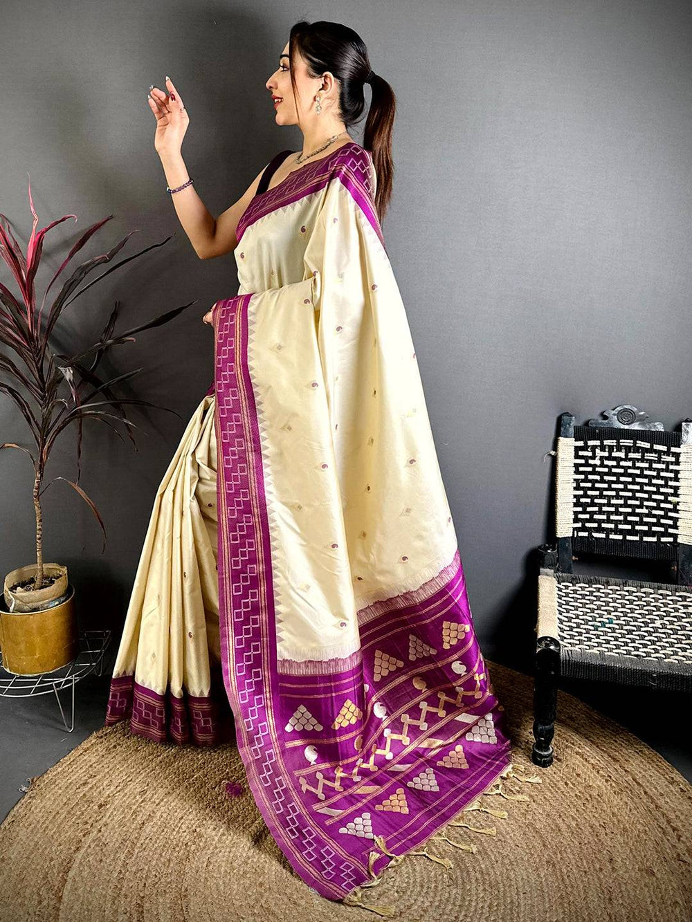 Stylish Gadwal Pattu Soft Silk Saree