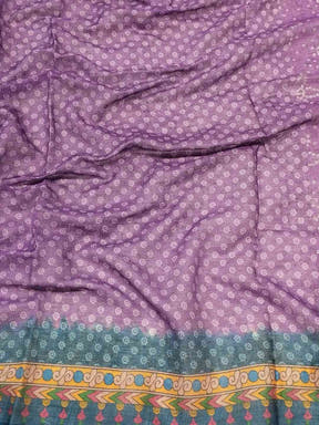 Close-up of purple linen saree with Bandhej and Kalamkari border
