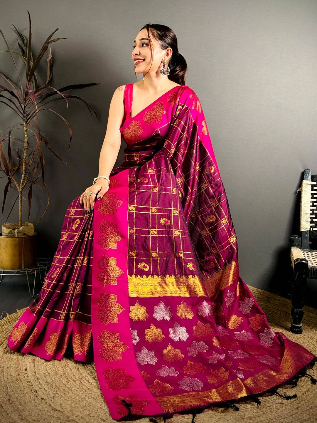 Stylish Gold Woven Pallu Contrast Border Saree

