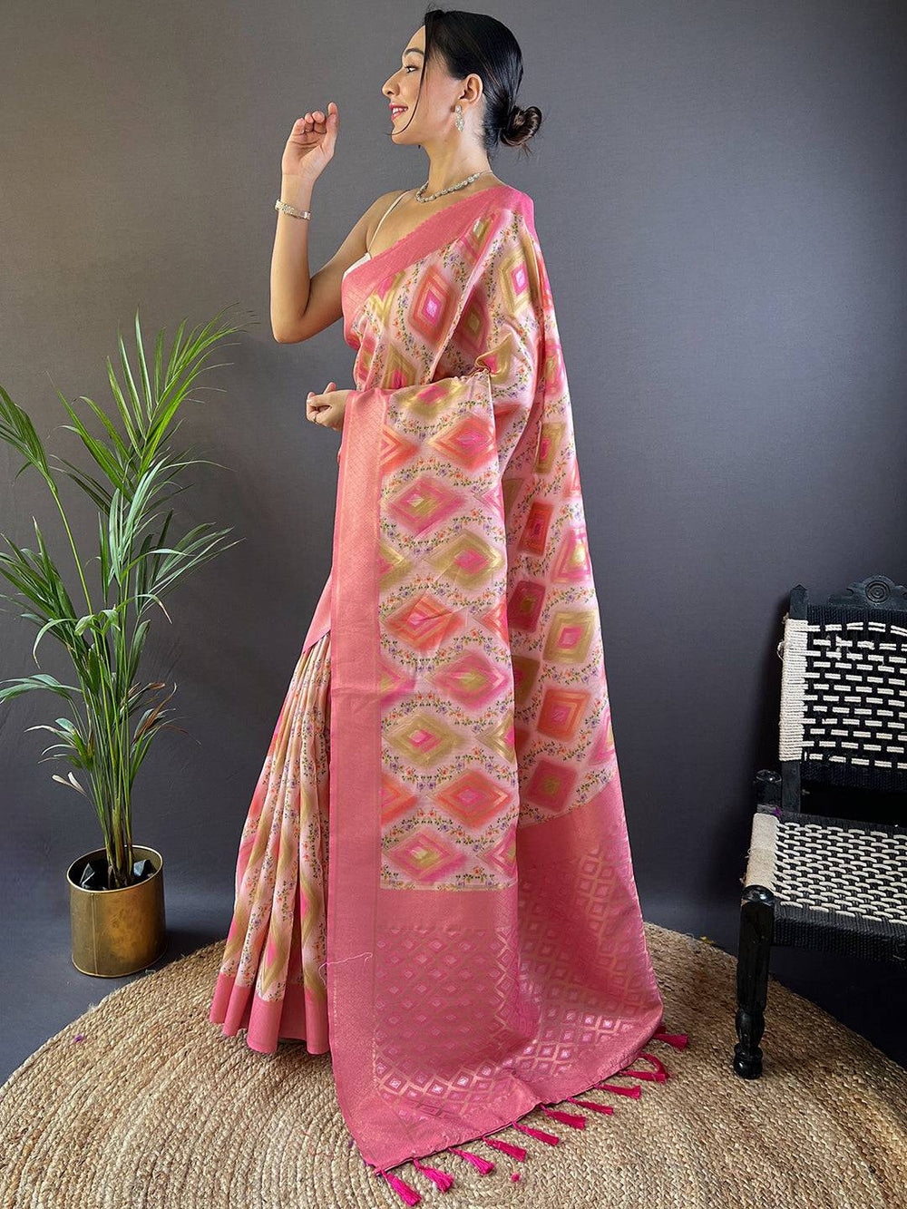 Side view of Daisy Pink Flower Vely Print Banarasi Saree.