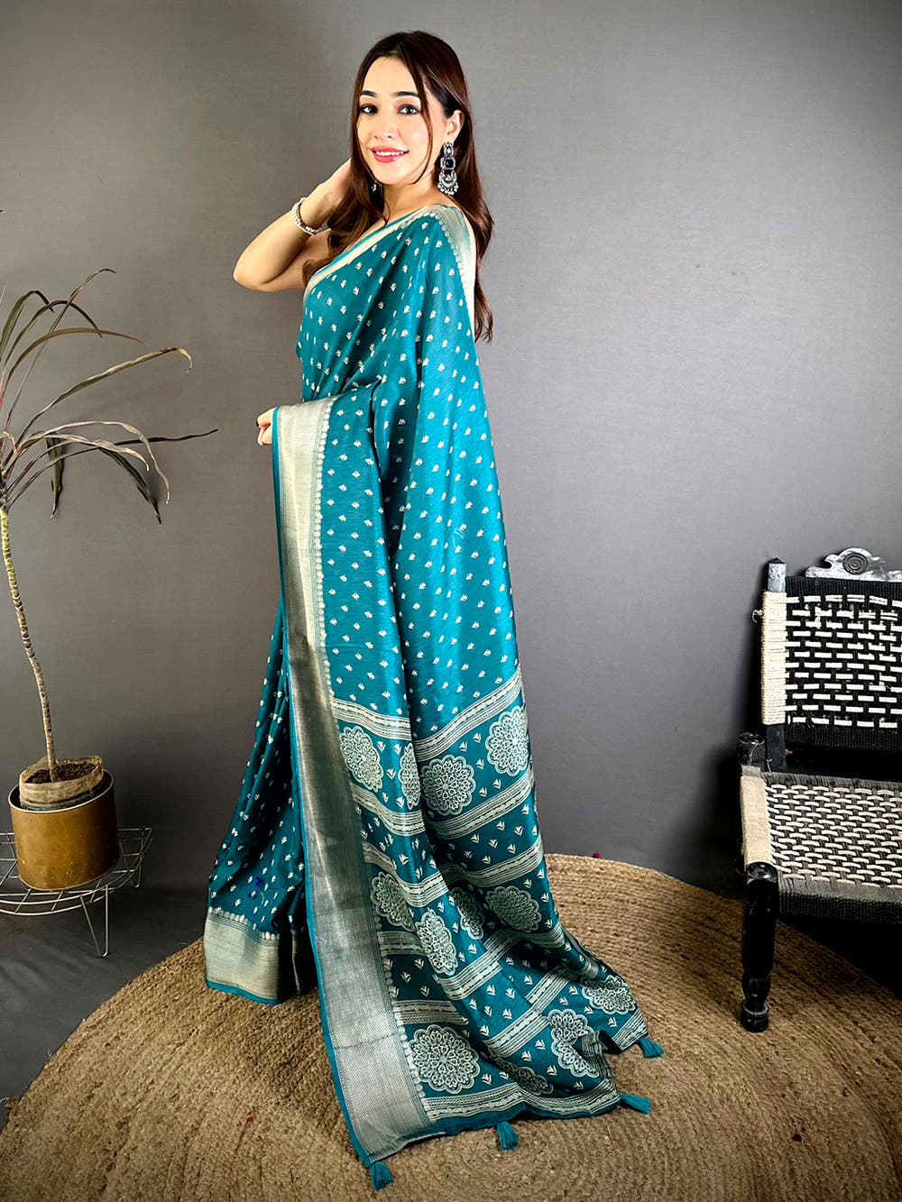 Teal Small Leaf Butti Dola Saree