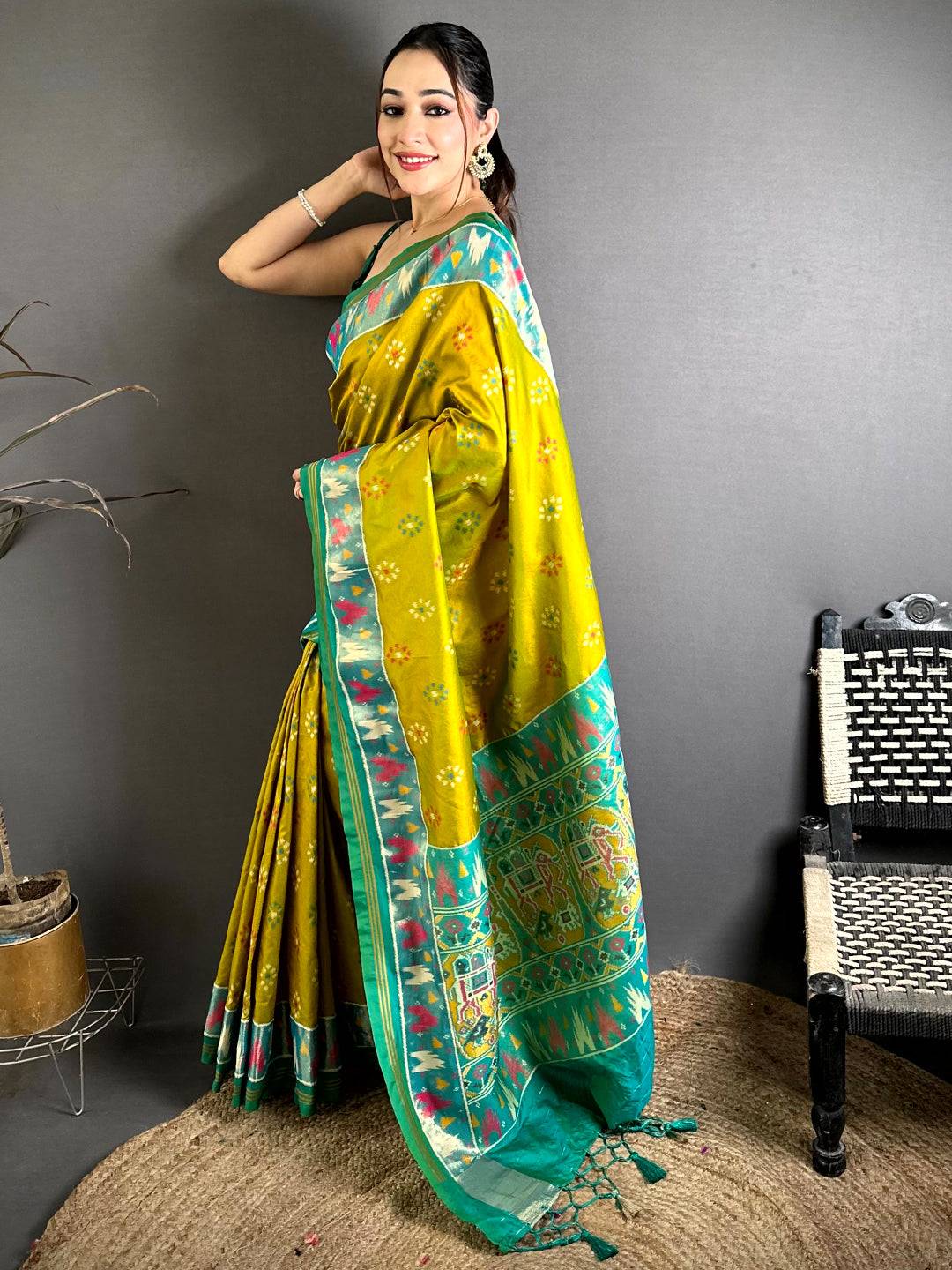 Royal Double Tone Soft Silk Ikkat Butti Saree