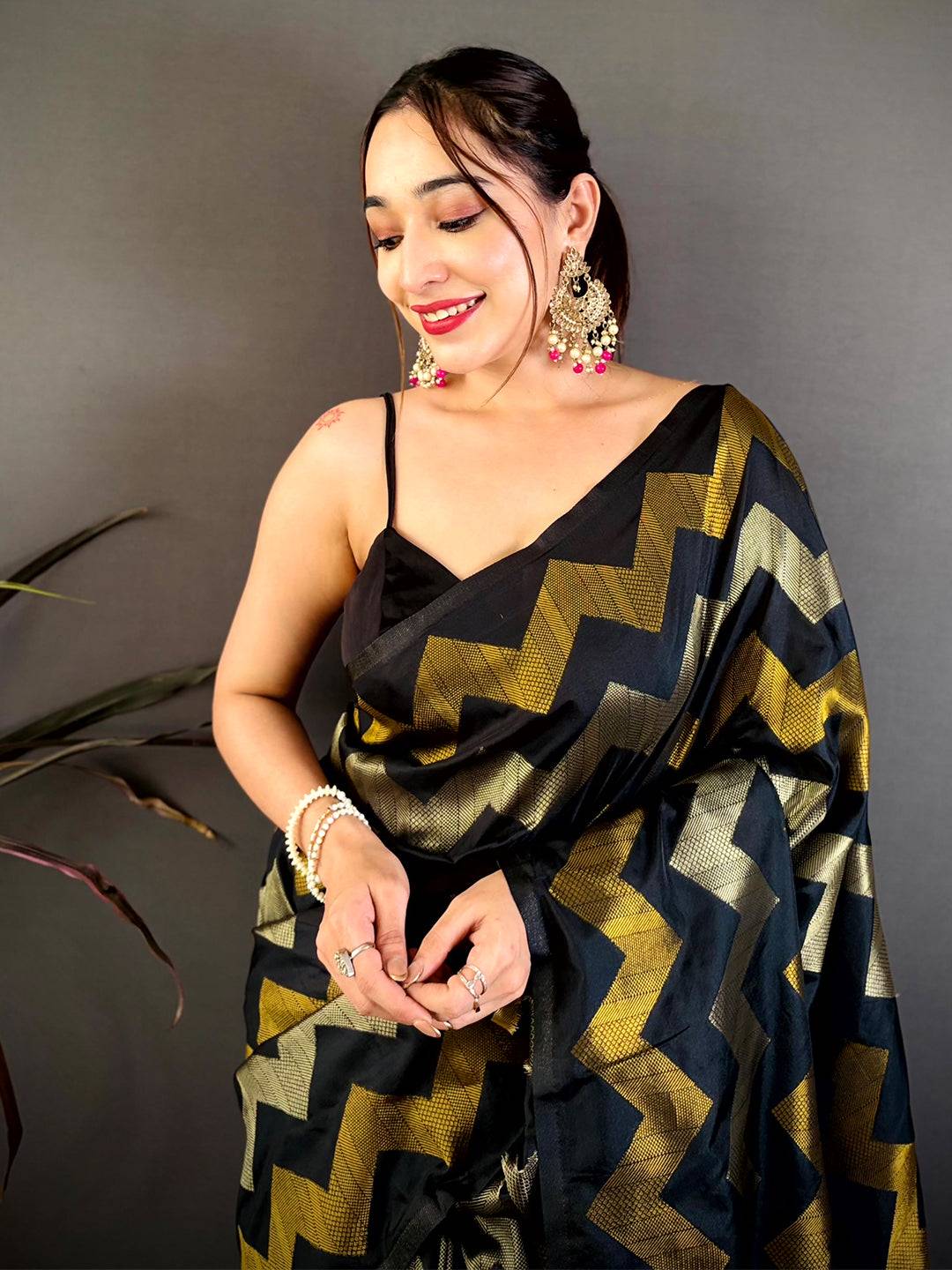 Black Soft Silk Geometric Zigzag Zari Saree