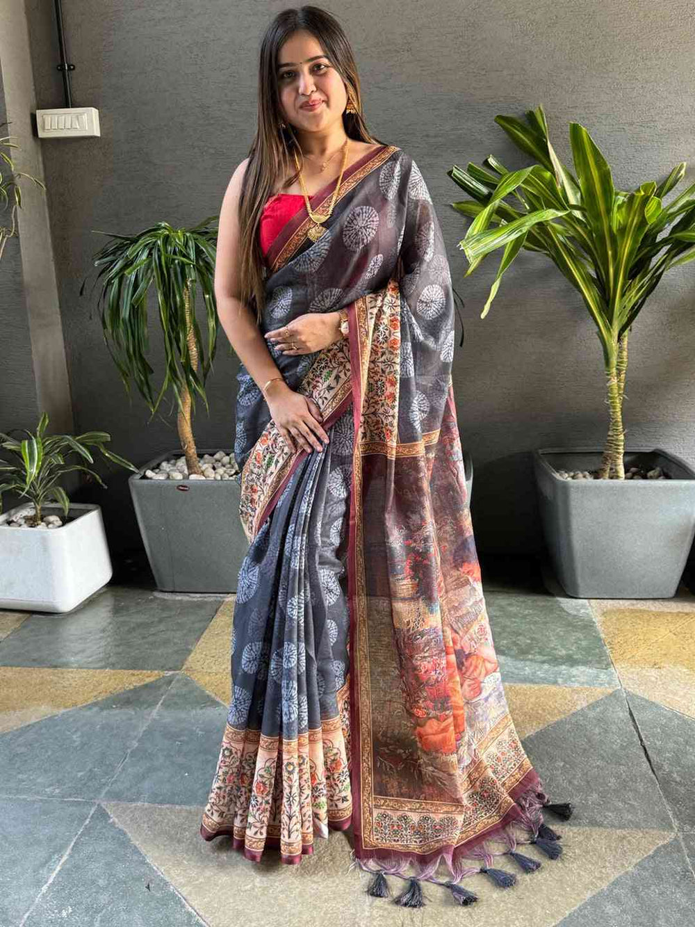 Elegant grey saree featuring Kalamkari block print design