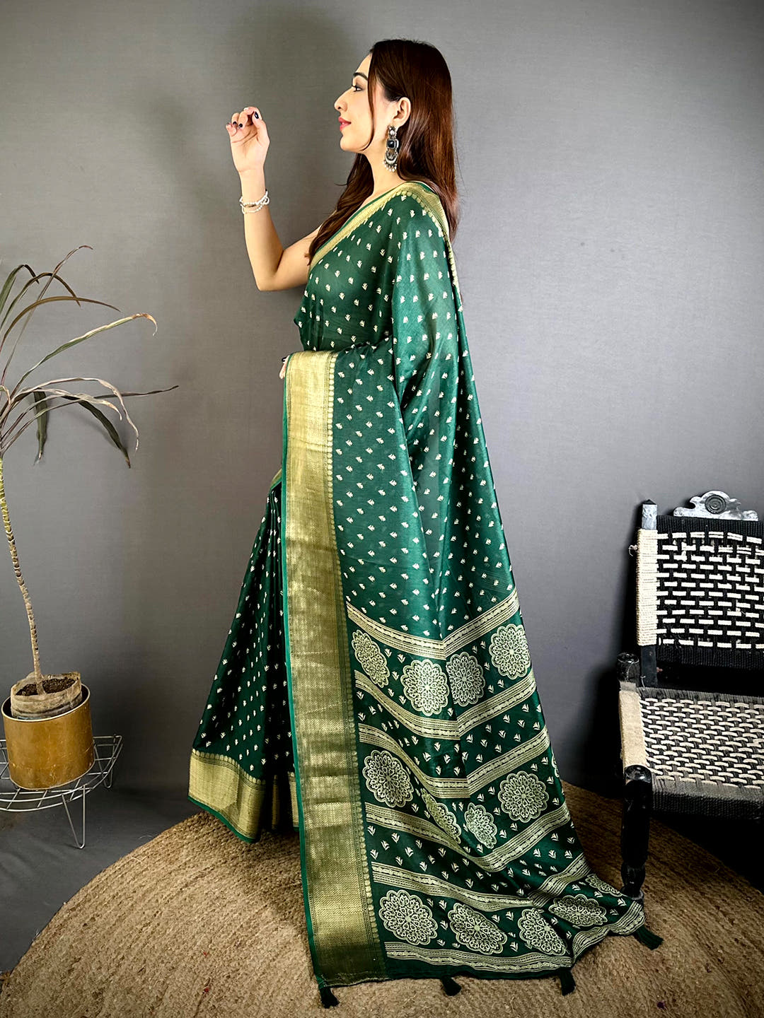 Green Small Leaf Butti Dola Saree