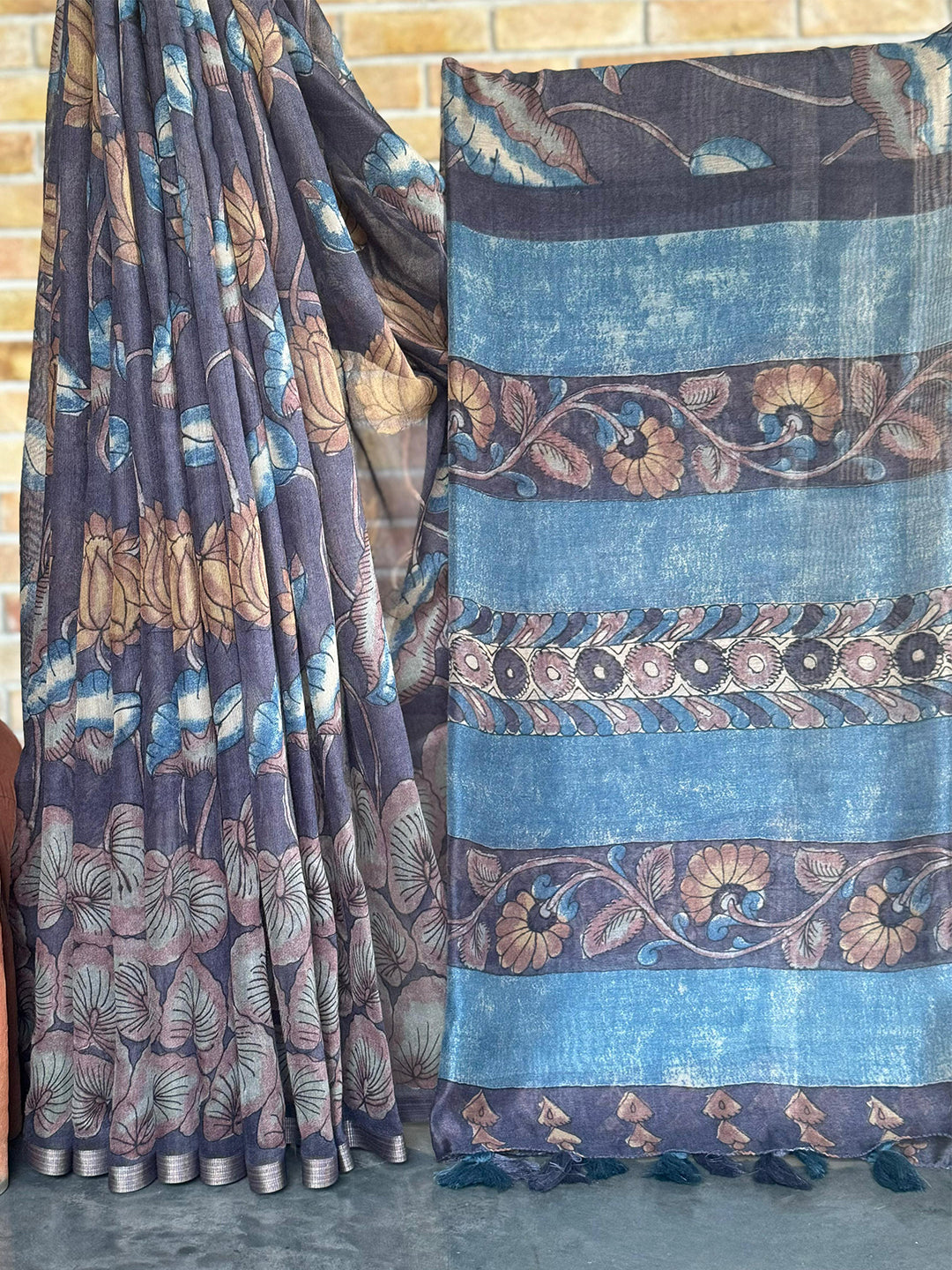 The highlight of this saree is its mesmerizing Kalamkari design