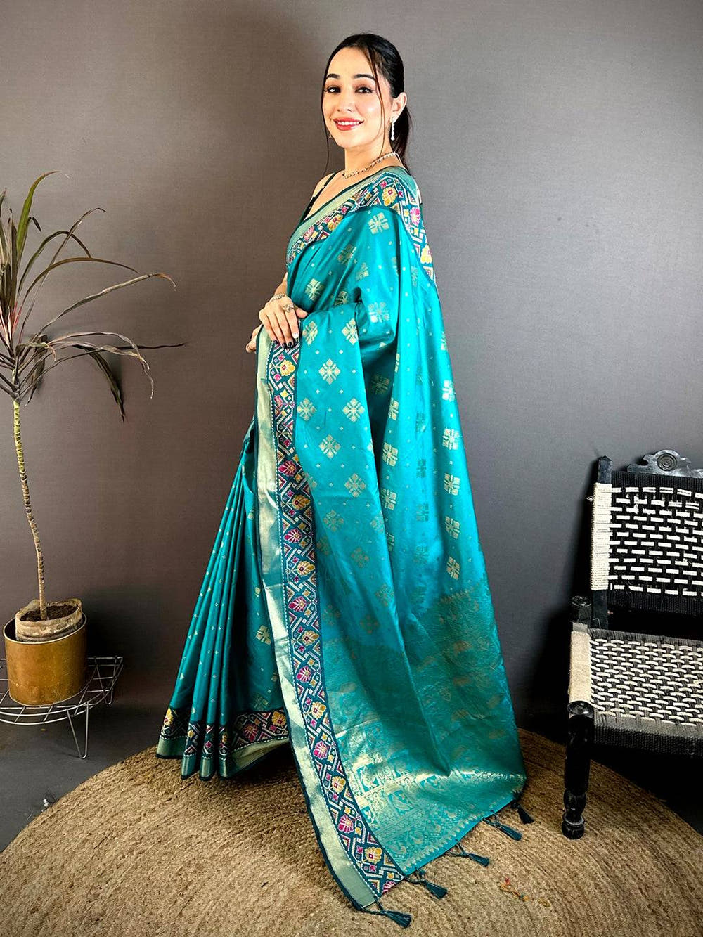 Stylish Gold Zari Double Tone Pattu Saree