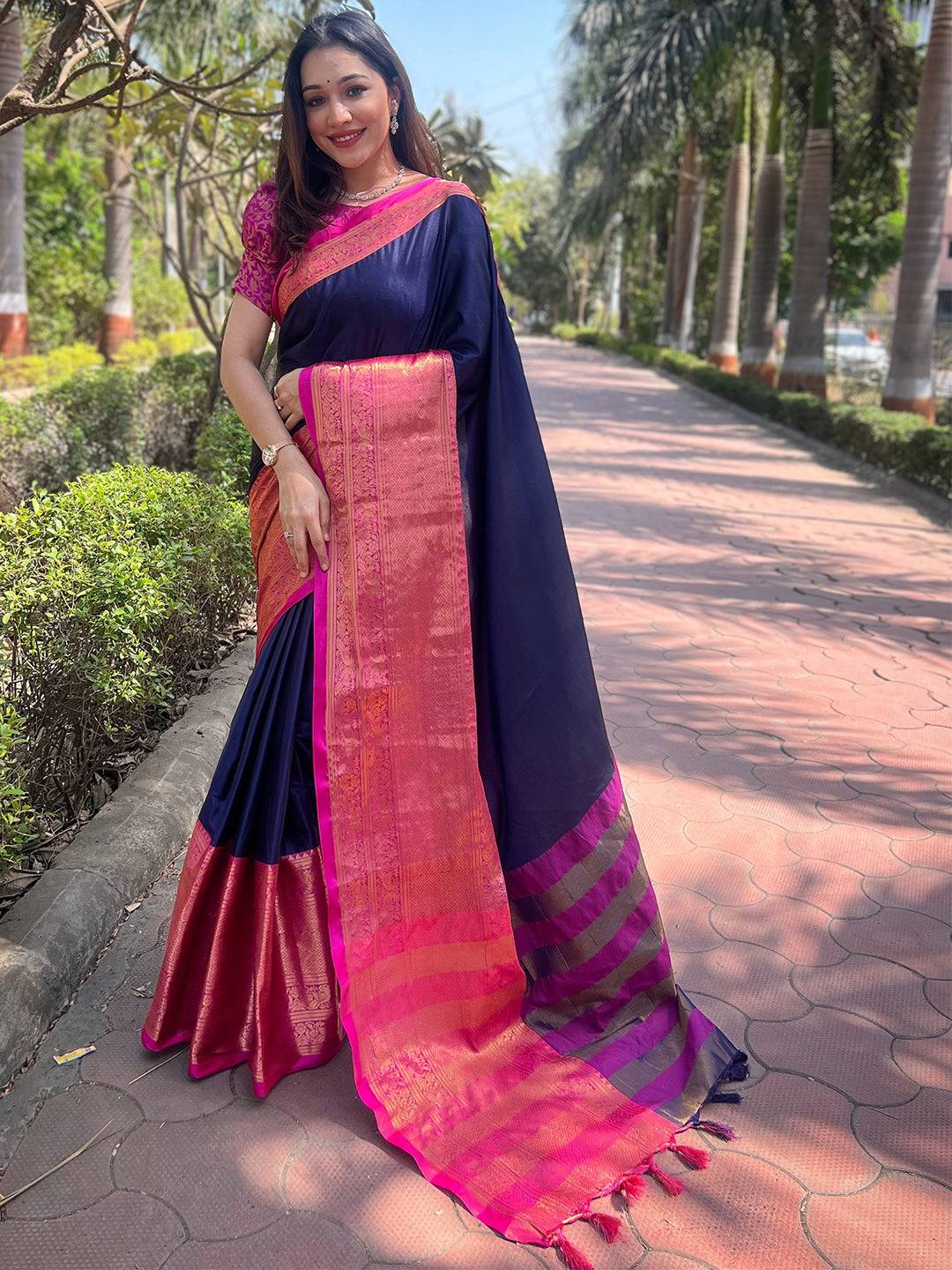Aura Soft Silk Navy Colour Saree With Kanjivaram Weaving