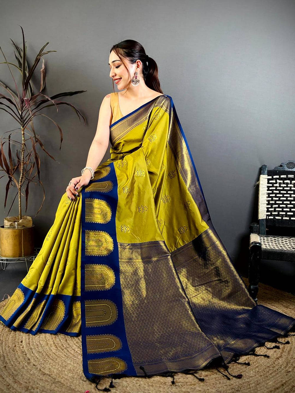 Artisan Gold Woven Pallu Contrast Border Saree

