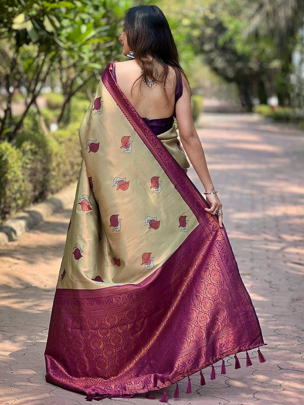 Light Green Kanjivaram Tissue Saree With Gold Zari Weaving

