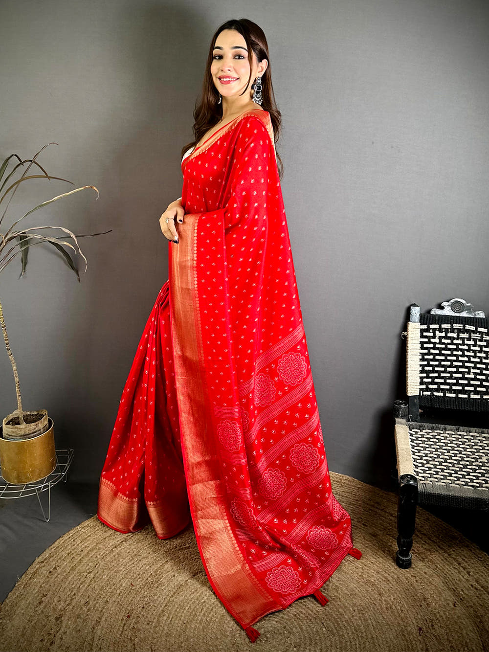 Red Small Leaf Butti Dola Saree