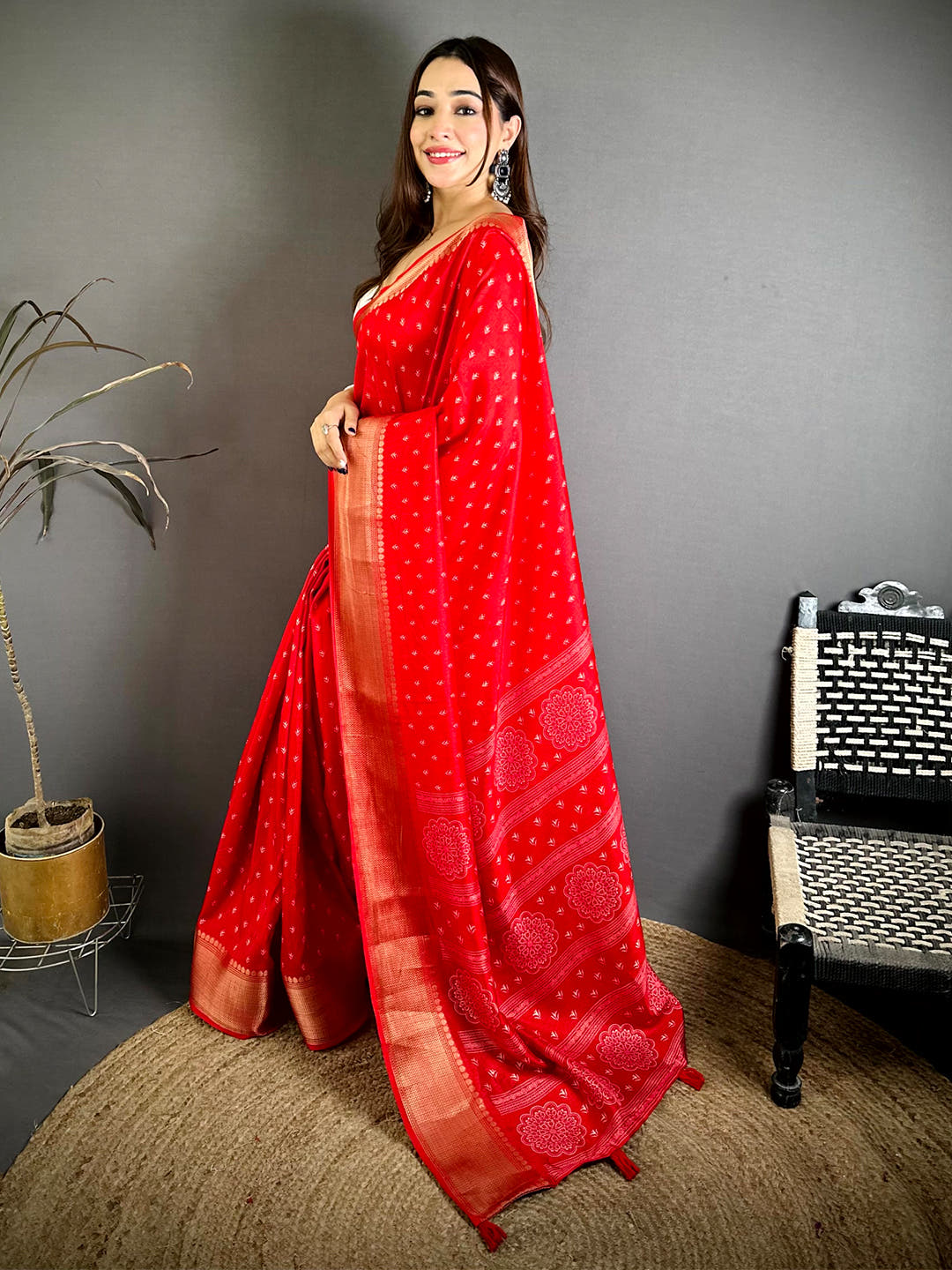 Red Small Leaf Butti Dola Saree