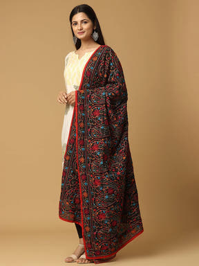 Elegant black dupatta with detailed pashmina thread motifs