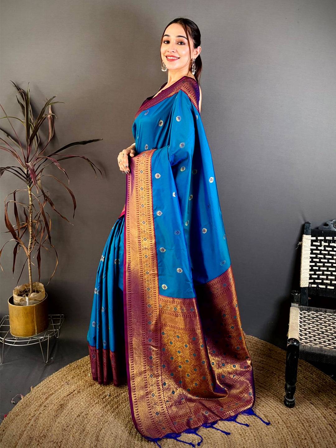 Exclusive Gold Woven Pallu Contrast Border Saree

