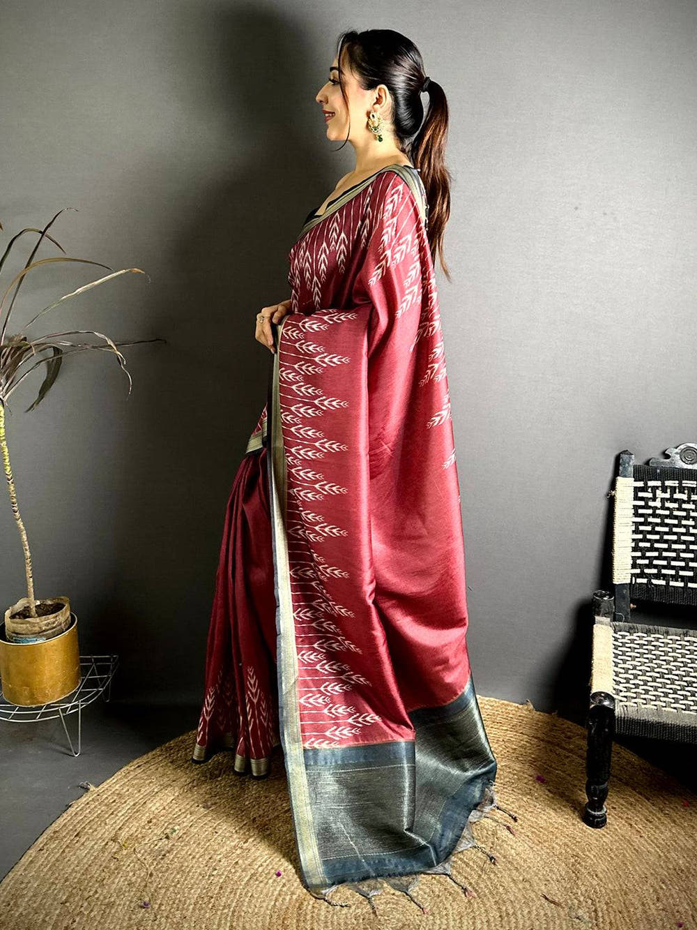
Radiance Ikkat Gaji Lakda Patta Silk Saree