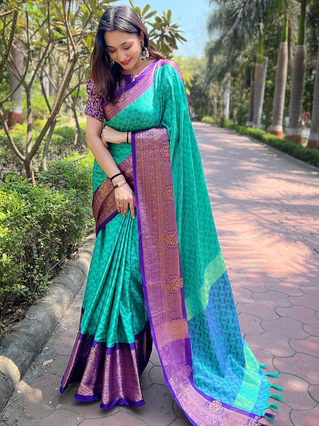 Stylish Bollywood Kanjivaram saree with rich zari border