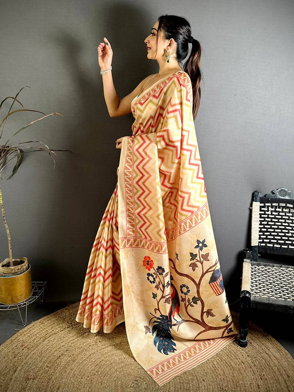 
Elegant Tussar Chevron Floral Print Saree